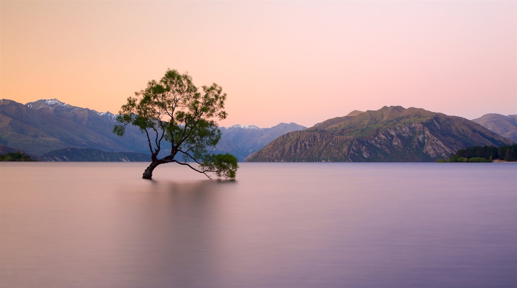 Lake Wanaka showing a sunset, a lake or waterhole and mountains