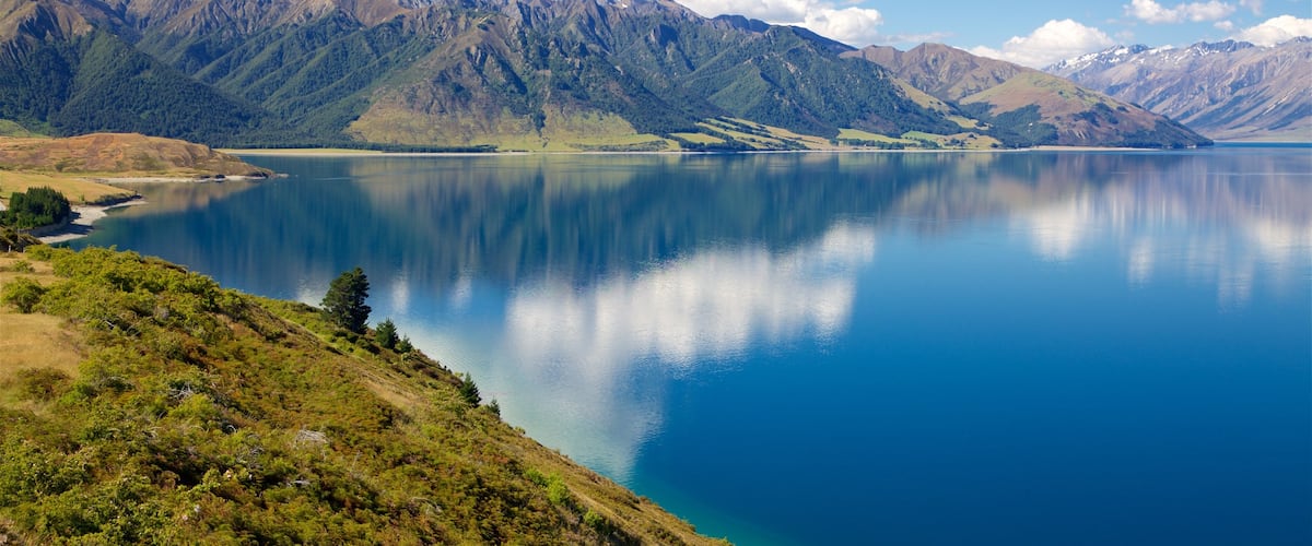 Lake Hawea que incluye montañas y un lago o abrevadero