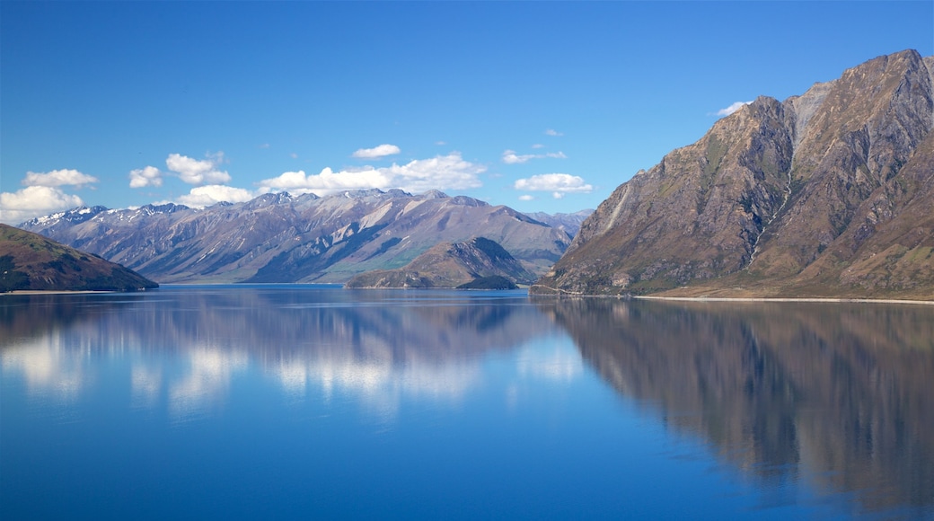 Lake Hawea que inclui montanhas e um lago ou charco