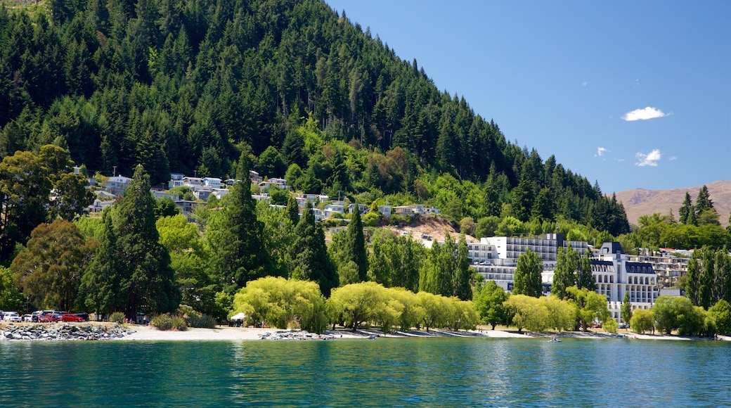 Isola Meridionale caratteristiche di foresta, piccola città o villaggio e lago o sorgente d\'acqua