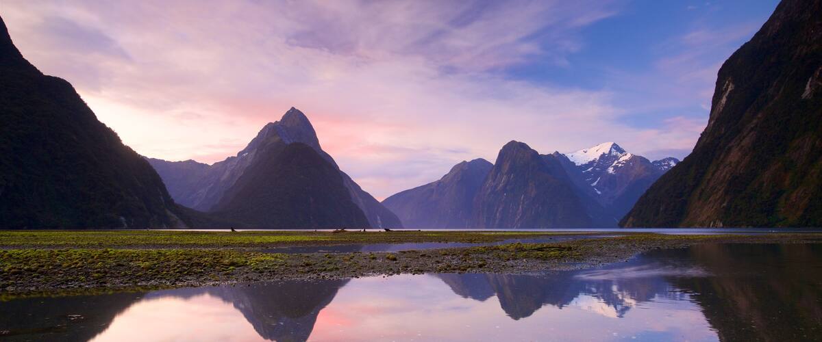 Milford Sound joka esittää järvi tai vesikuoppa, vuoret ja auringonlasku