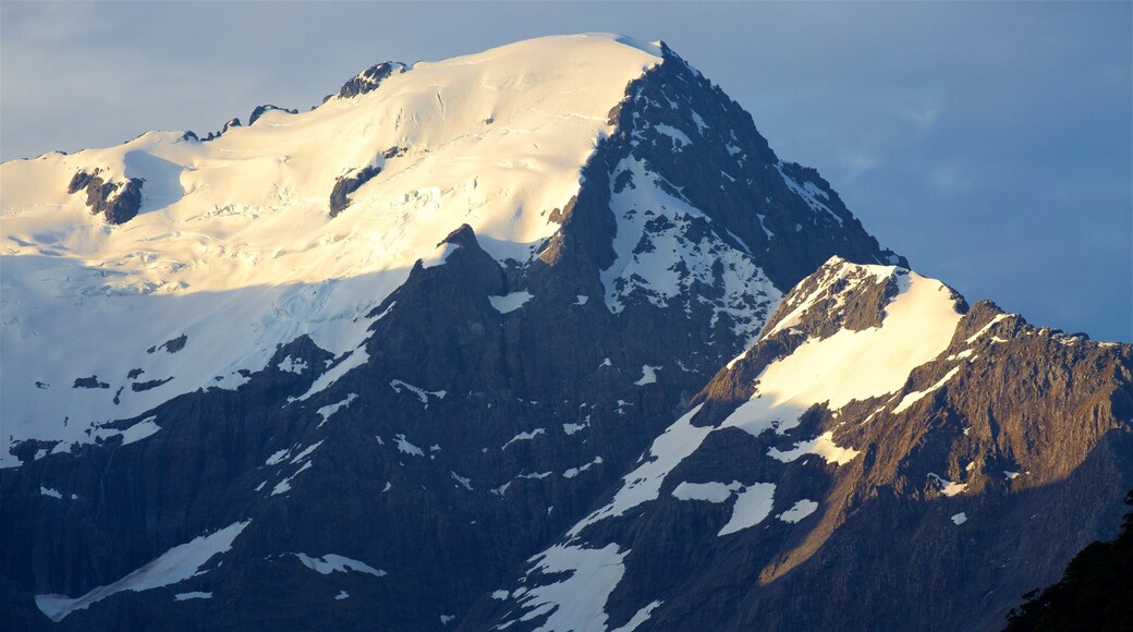 Parque nacional de Fiordland ofreciendo montañas