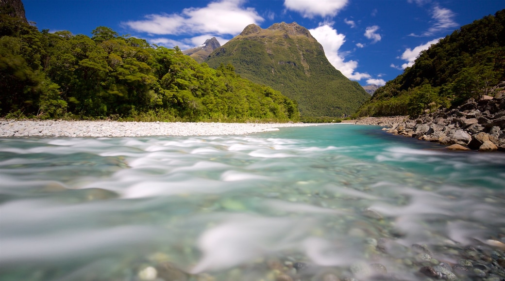 Milford Sound og byder på en flod eller et vandløb og bjerge