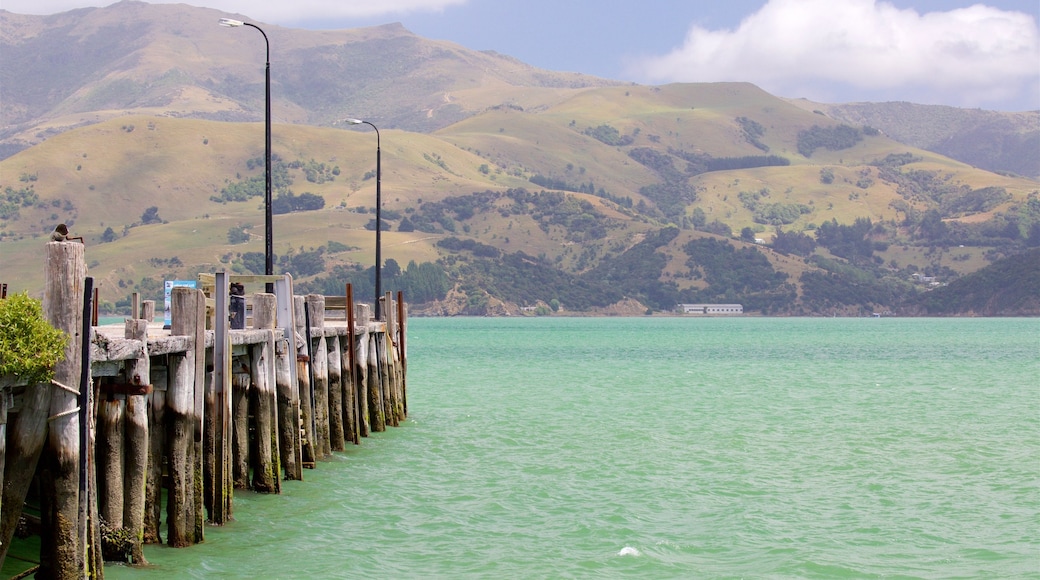 Akaroa Wharf mostrando una localidad costera, vistas de una costa y situaciones tranquilas