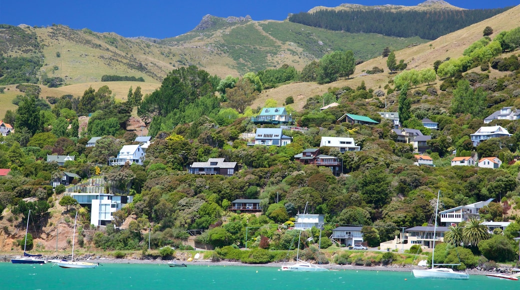 Akaroa som inkluderar en kuststad och kustutsikter