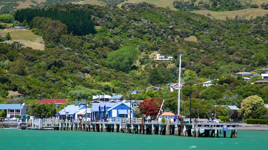 Akaroa Wharf que inclui uma cidade litorĂąnea e paisagens litorĂąneas