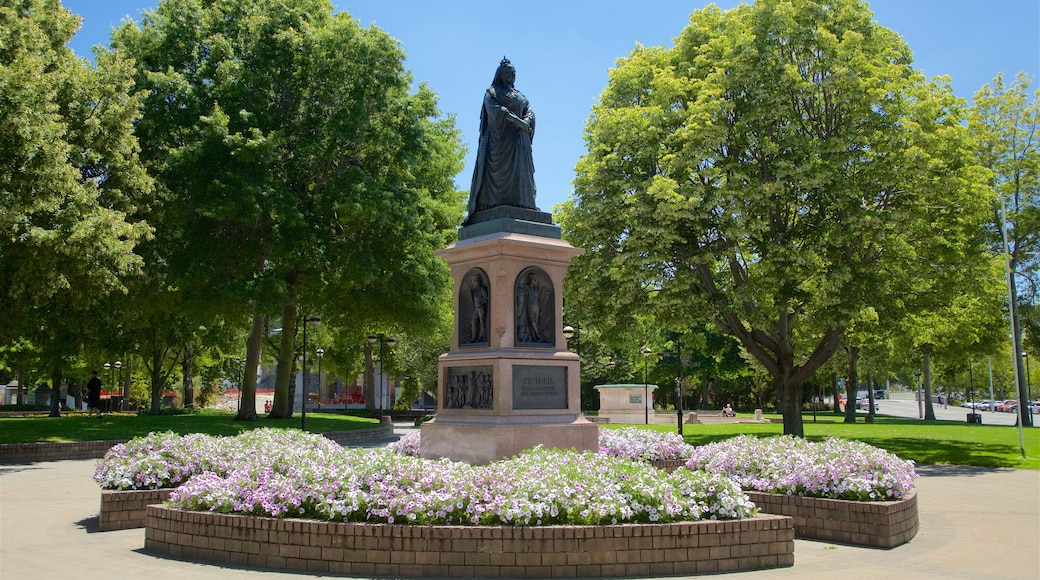 Victoria Square som visar ett monument och en trädgård