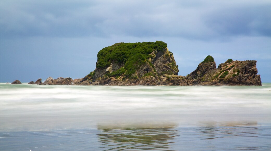 Cape Foulwind Seal Colony mit einem schroffe Küste, Strand und Wellen