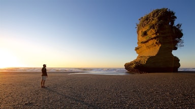 Punakaiki welches beinhaltet Sonnenuntergang und allgemeine Küstenansicht