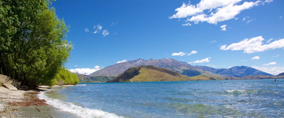 Wanaka bevat bergen, een kiezelstrand en een meer of poel