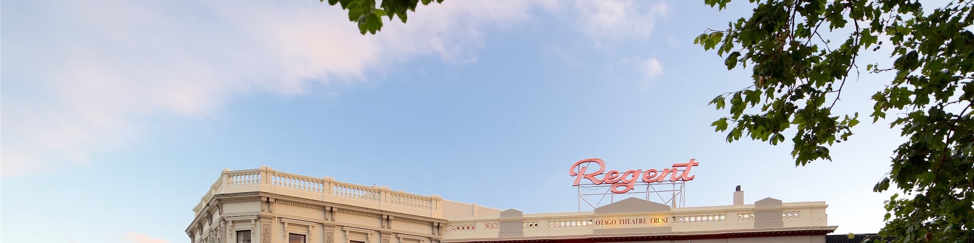 Regent Theatre which includes theater scenes, outdoor eating and heritage architecture