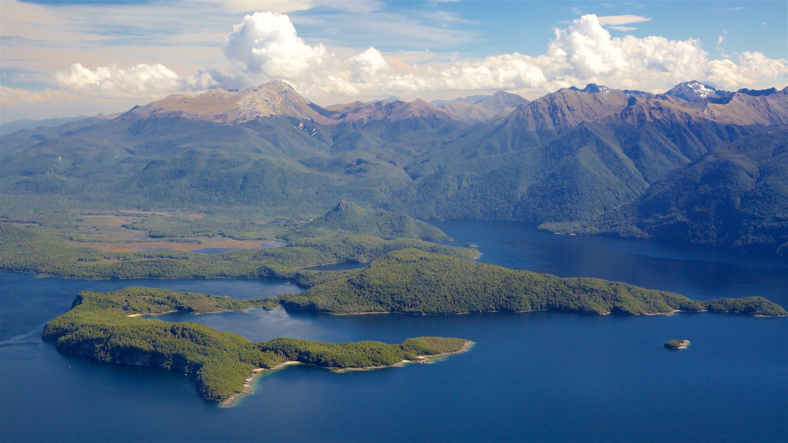 Lake Manapouri ofreciendo vistas de paisajes, montañas y vistas generales de la costa