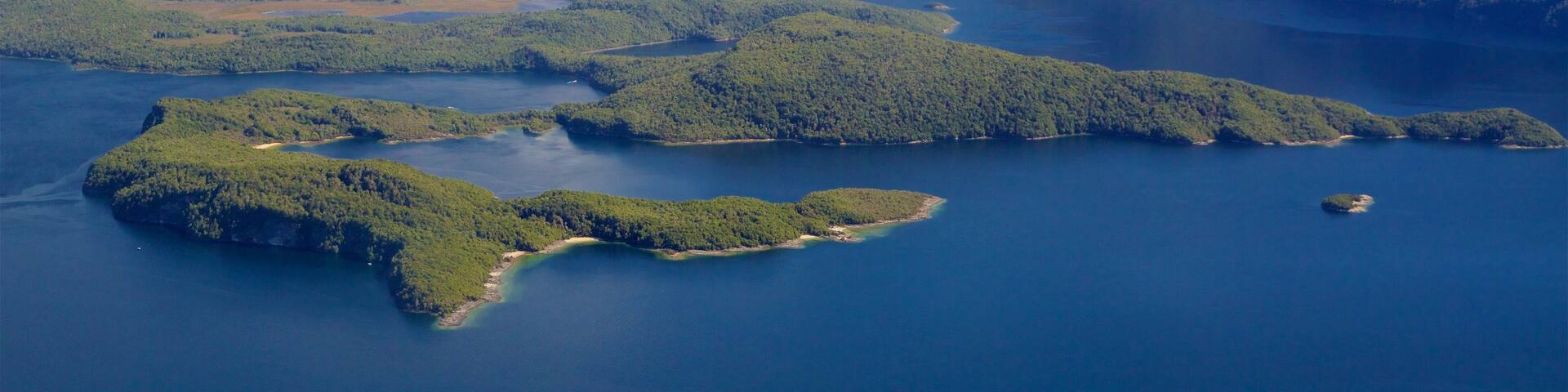 Lake Manapouri which includes general coastal views, landscape views and mountains