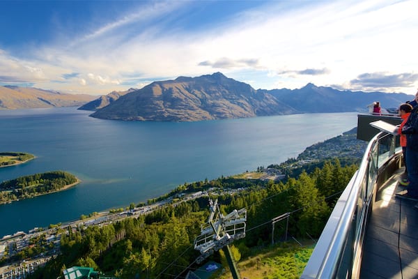 Cecil Peak welches beinhaltet Ansichten, Berge und Bucht oder Hafen