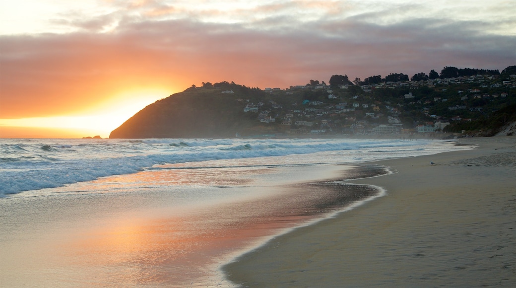 St. Clair Beach ofreciendo un atardecer, olas y una playa