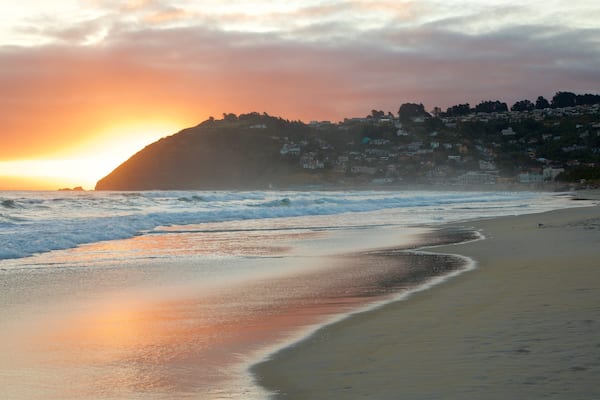 St. Clair Beach mit einem Wellen, Sonnenuntergang und Küstenort