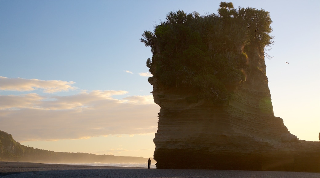 Punakaiki che include costa rocciosa, surf e tramonto