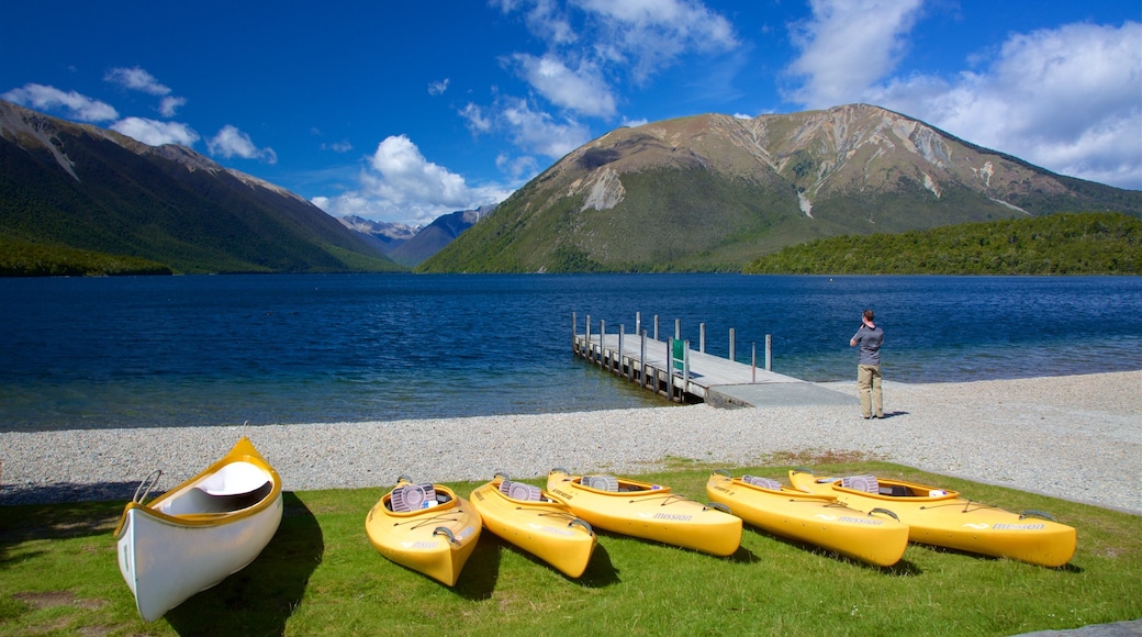 Nelson Lakes National Park showing a pebble beach, mountains and a bay or harbor