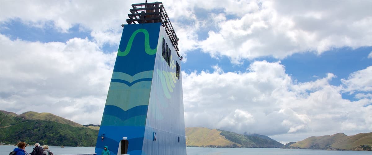 Bahía Queen Charlotte que incluye un ferry y una bahía o puerto