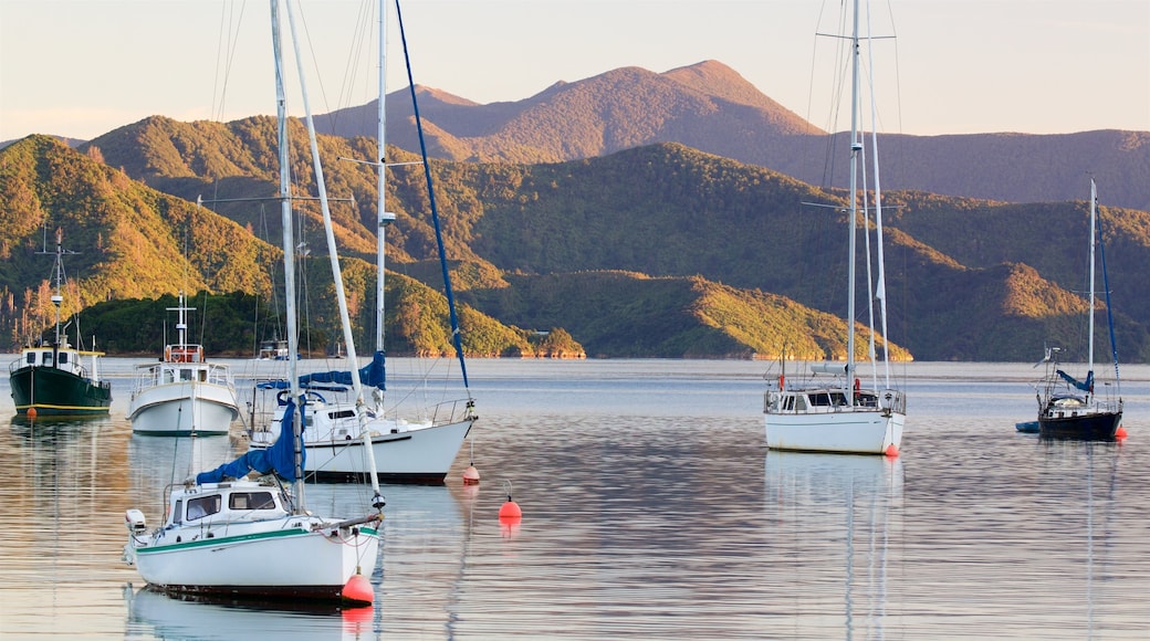 Picton ofreciendo montañas, una bahía o un puerto y velero