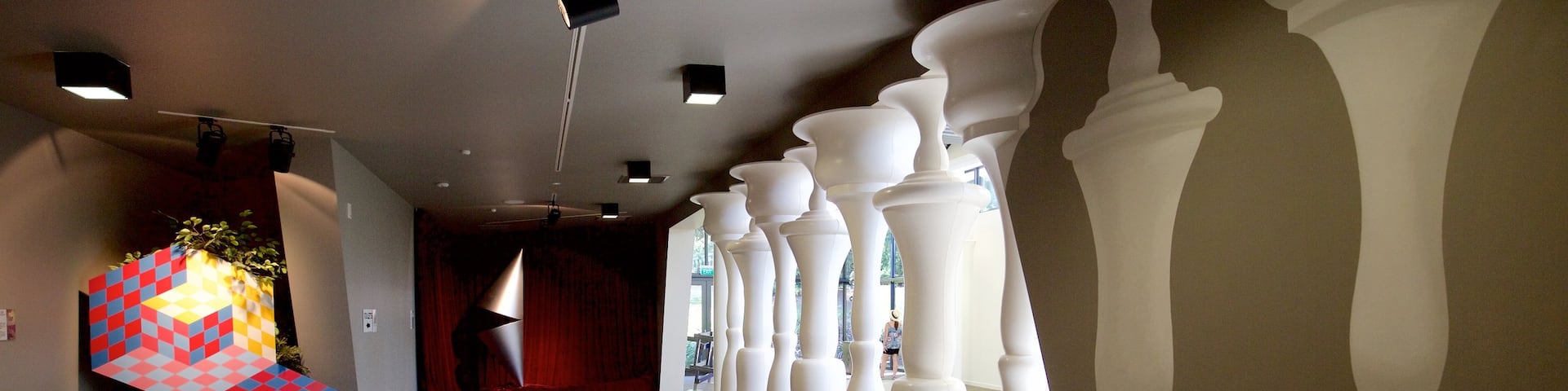 Puzzling World welches beinhaltet Innenansichten