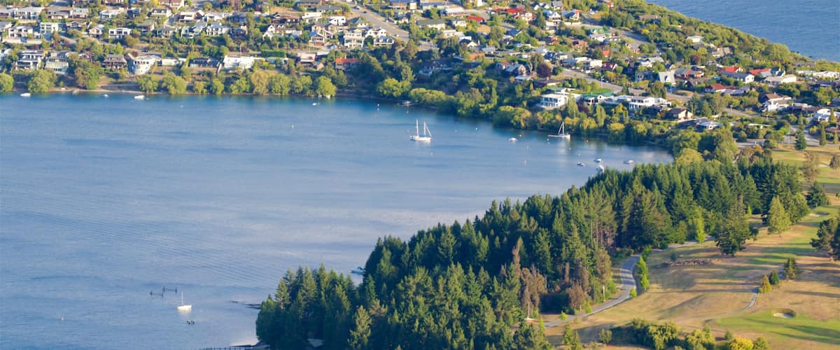 Kelvin Heights showing a small town or village and a lake or waterhole
