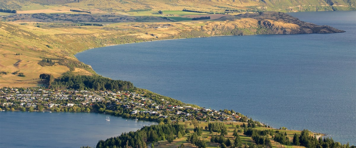 Kelvin Heights qui includes lac ou étang, petite ville ou village et montagnes