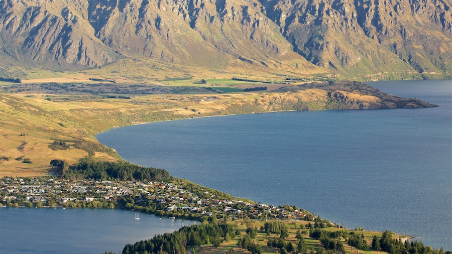 Kelvin Heights showing mountains, a lake or waterhole and a small town or village