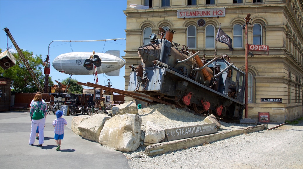 Oamaru que inclui arquitetura de patrimônio e arte ao ar livre assim como uma família