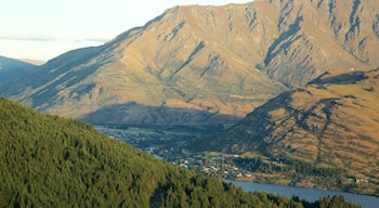 Frankton som inkluderar skogar, berg och en liten stad eller by