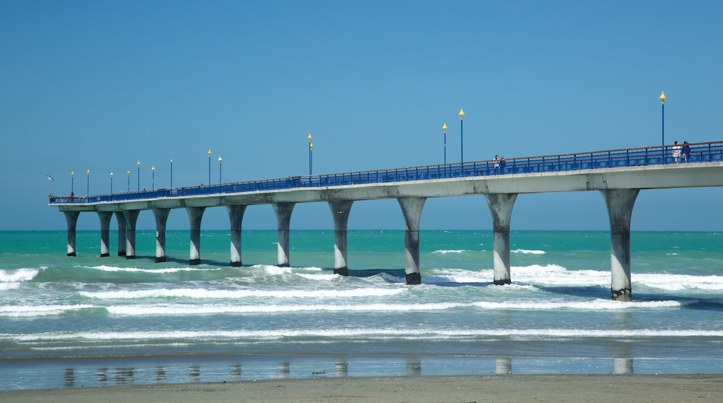 New Brighton Beach que incluye surf y una playa