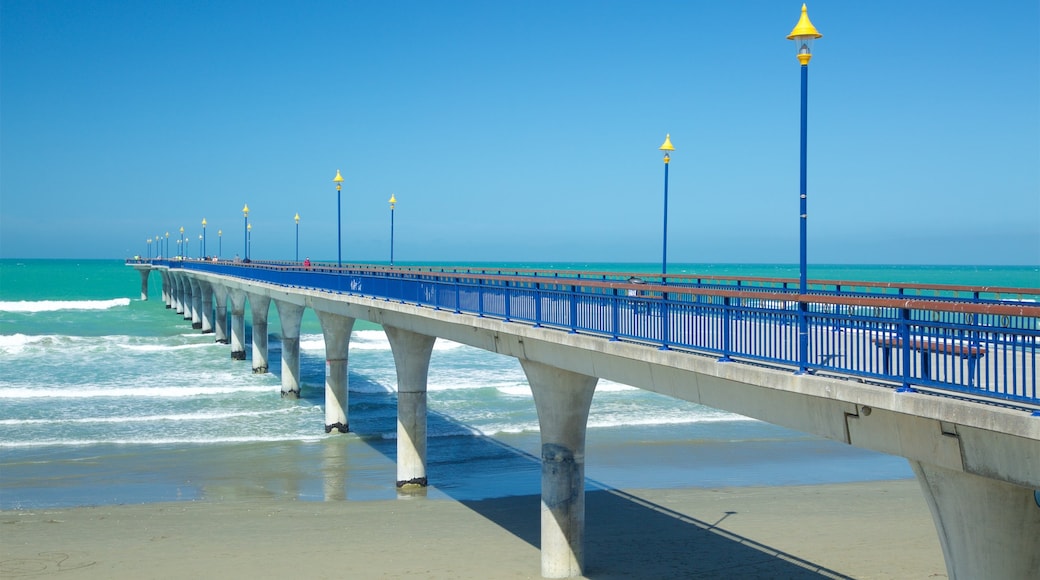 New Brighton Beach toont surfen, algemene kustgezichten en een strand