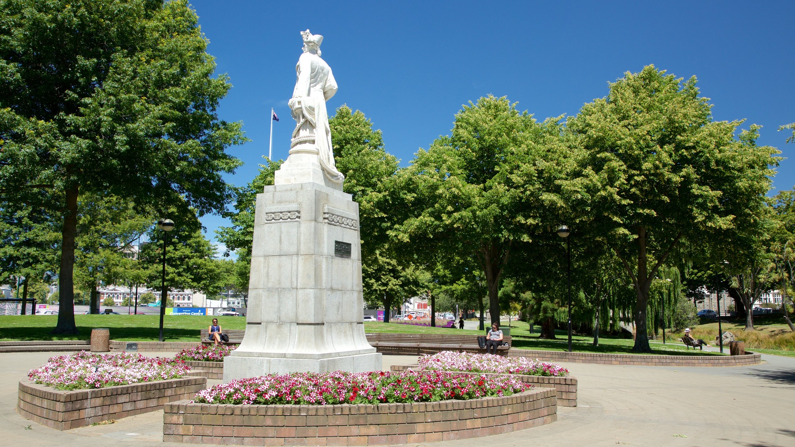 Victoria Square mostrando um parque e um monumento