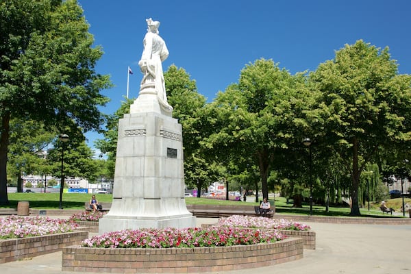 Place Victoria montrant monument et parc