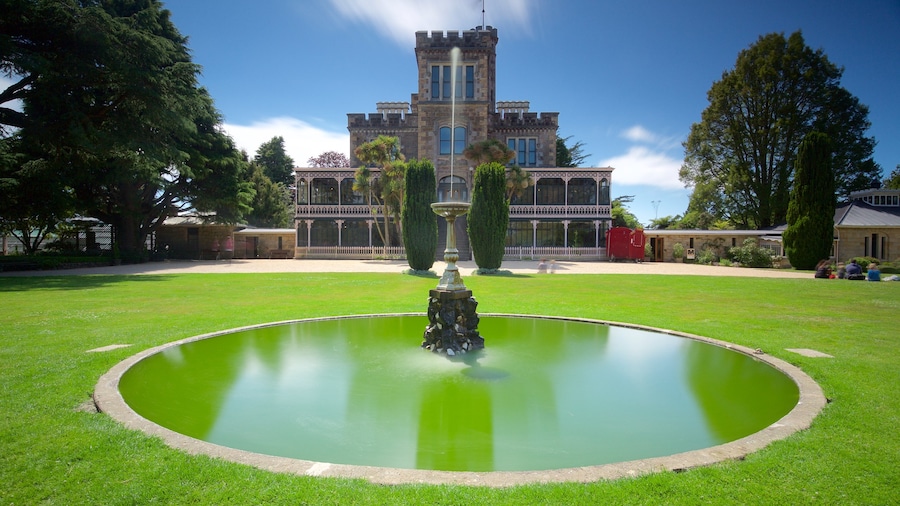 ChĂąteau de Larnach montrant chĂąteau ou palais, jardin et mare