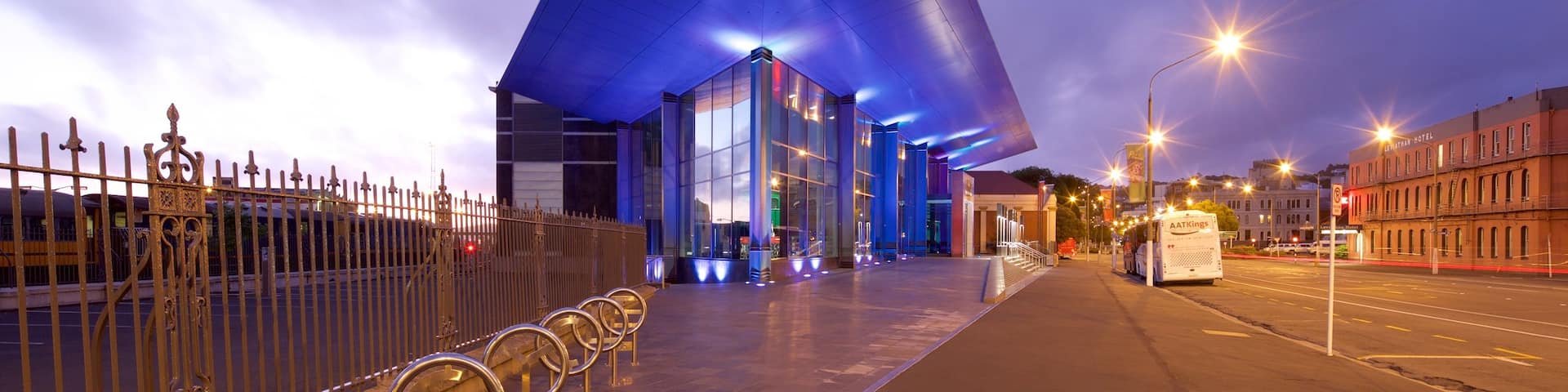 Toitu Otago Settlers Museum mit einem StraĂenszenen, bei Nacht und moderne Architektur