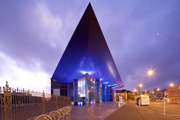 Toitu Otago Settlers Museum mit einem Straßenszenen, bei Nacht und moderne Architektur