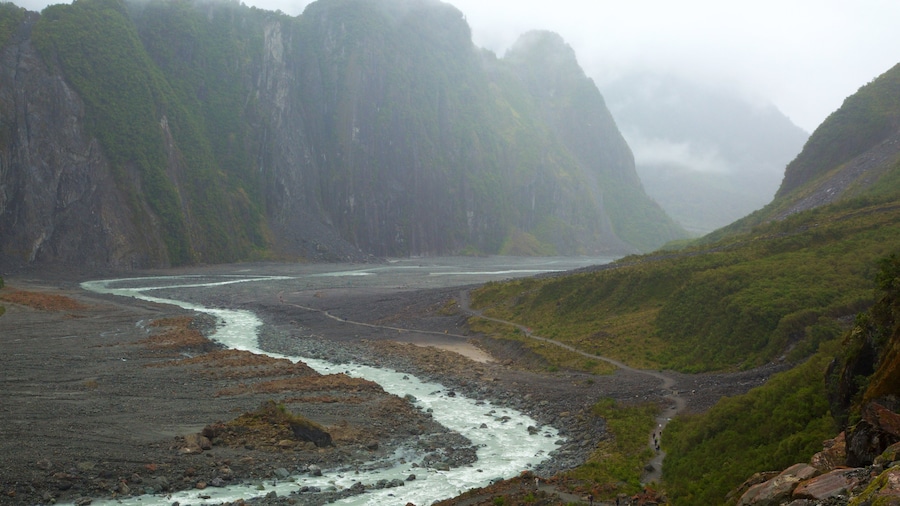 Fox Glacier caracterizando montanhas, um rio ou cĂłrrego e neblina