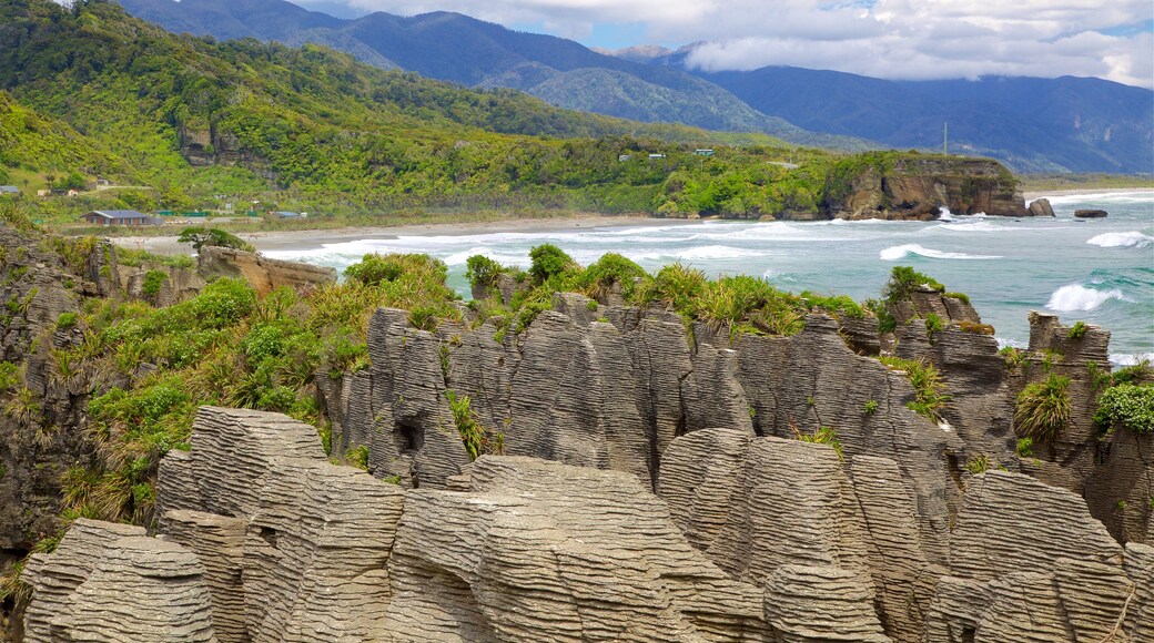 Pancake Rocks toont een baai of haven, golven en rotsachtige kustlijn