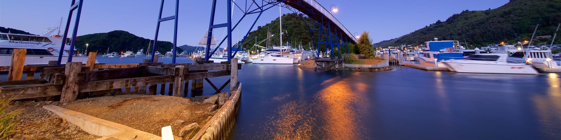 Picton Harbour das einen Brücke, Bootfahren und Bucht oder Hafen