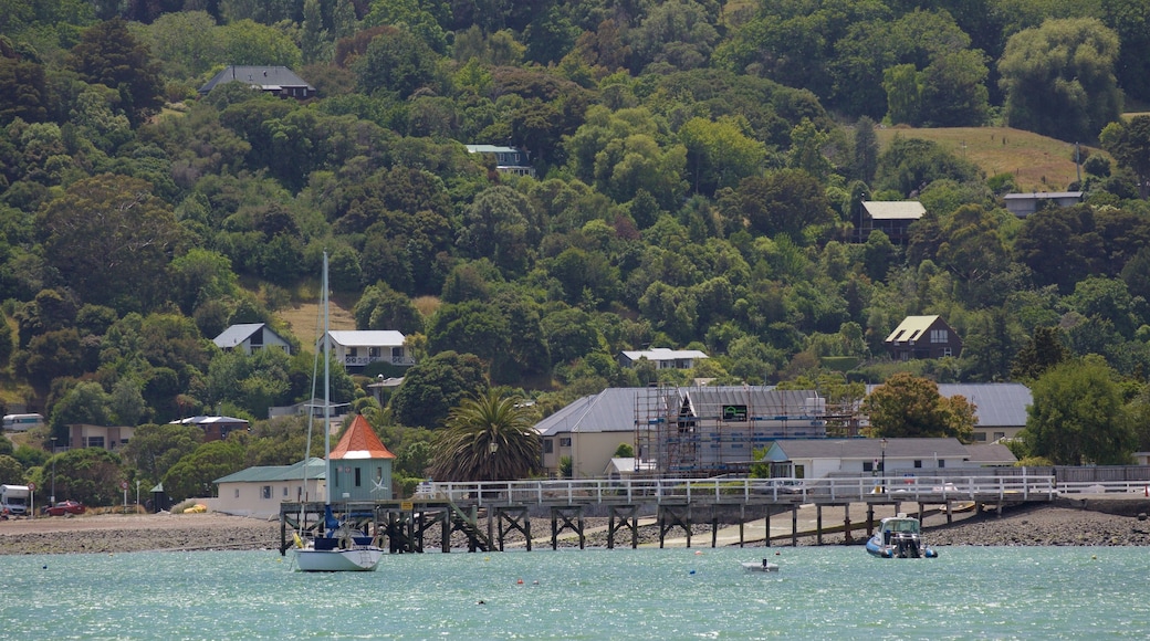 Akaroa Wharf mostrando una bahía o un puerto, una localidad costera y vela