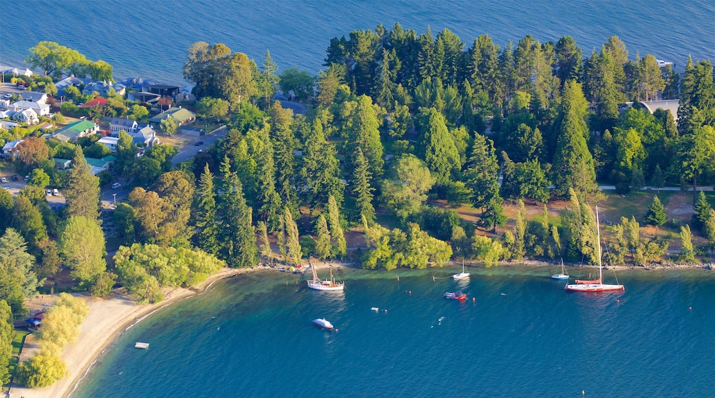 Playa de Queenstown que incluye una playa, una pequeña ciudad o pueblo y navegación