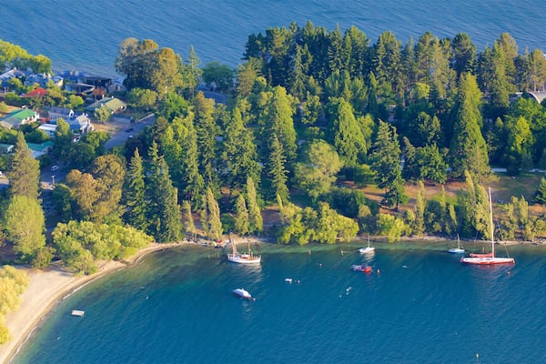 Spiaggia di Queenstown caratteristiche di piccola città o villaggio, barca a vela e lago o sorgente d\'acqua