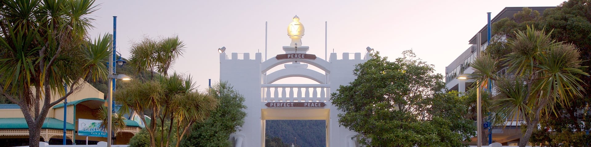 Picton War Memorial which includes heritage architecture and a sunset