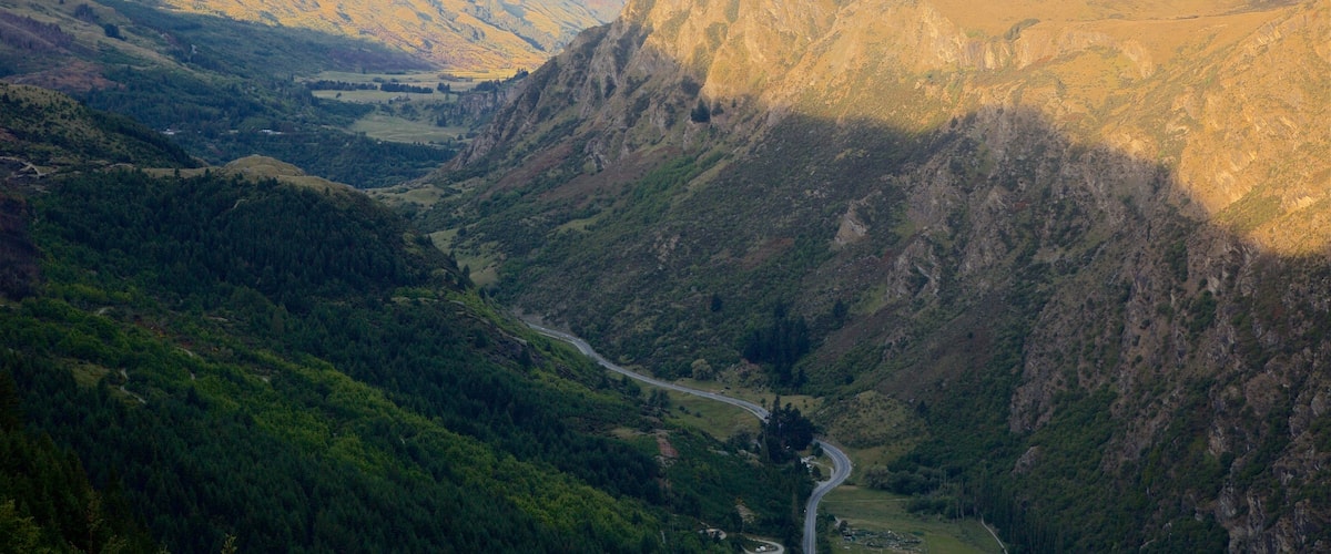 Queenstown which includes tranquil scenes and mountains