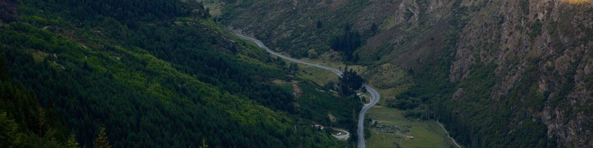 Queenstown mettant en vedette montagnes et scĂšnes tranquilles