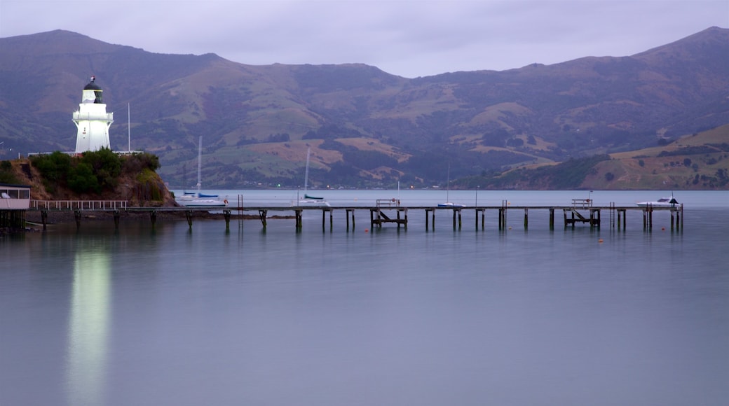 Akaroa mostrando un faro, escenas tranquilas y un atardecer