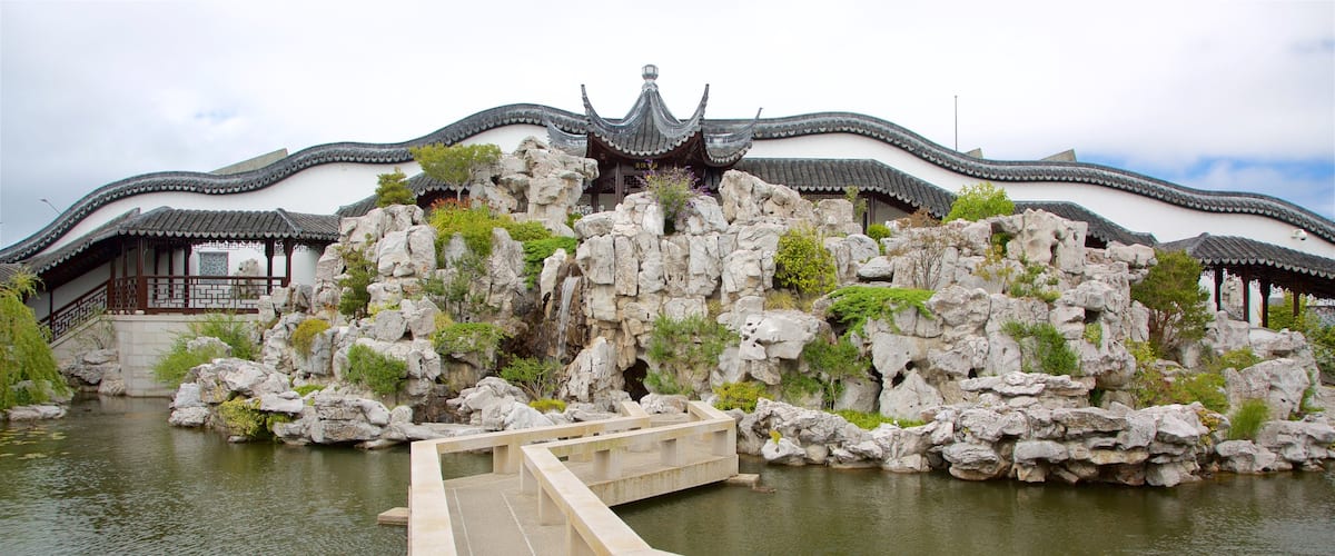Dunedin featuring a park, heritage elements and a pond