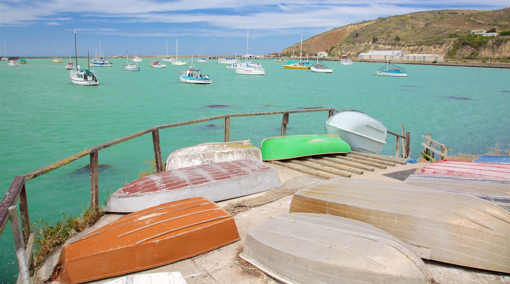 Oamaru montrant baie ou port, voile et navigation