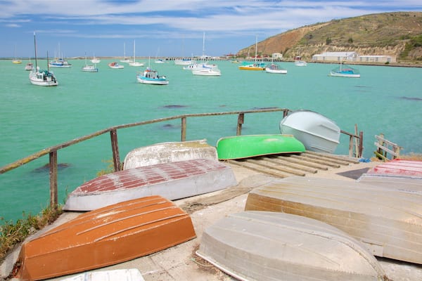 Oamaru montrant baie ou port, voile et navigation